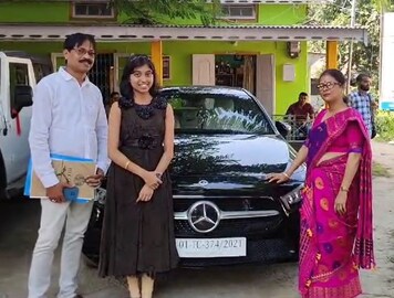 50 ലക്ഷത്തിന്റെ മേഴ്‌സിഡസ് ബെൻസ് നൂറ് രൂപയ്ക്ക് സ്വന്തമാക്കി വിദ്യാര്‍ഥിനി