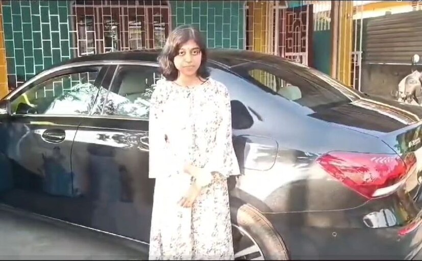  സമ്മാനക്കൂപ്പണിലെ ഒന്നാം സമ്മാനം മേഴ്‌സിഡസ് ബെന്‍സ് കാര്‍ ആയിരുന്നു. കൗണ്ടറില്‍ നിന്നാണ് ദിഷ ദാസ് സമ്മാനക്കൂപ്പണ്‍ എടുത്തത്. താന്‍ സൂക്ഷിച്ചുവെച്ചിരുന്ന പണം ഉപയോഗിച്ച് രണ്ട് കൂപ്പണുകളാണ് ദിഷ വാങ്ങിയത്. ഇതില്‍ ഒരു കൂപ്പണിനാണ് ദിഷയ്ക്ക് ഒന്നാം സമ്മാനം ലഭിച്ചത്.