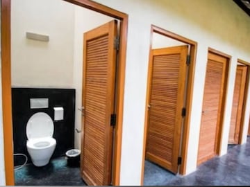 പബ്ലിക് ടോയ്ലറ്റ്