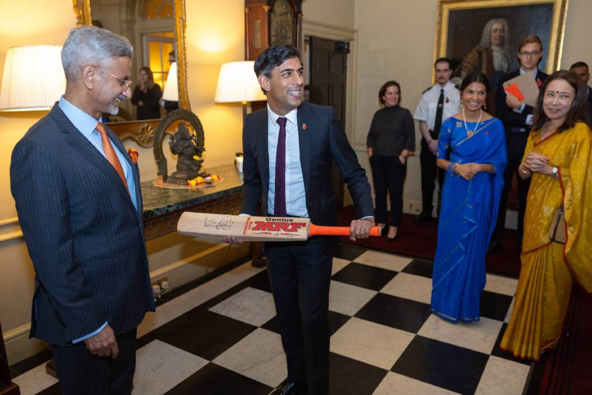 ബ്രിട്ടീഷ് പ്രധാനമന്ത്രിക്ക് മന്ത്രി ജയശങ്കറിന്റെ ദീപാവലി സമ്മാനം; വിരാട് കോഹ്‌ലിയുടെ കൈയൊപ്പുള്ള ബാറ്റ്