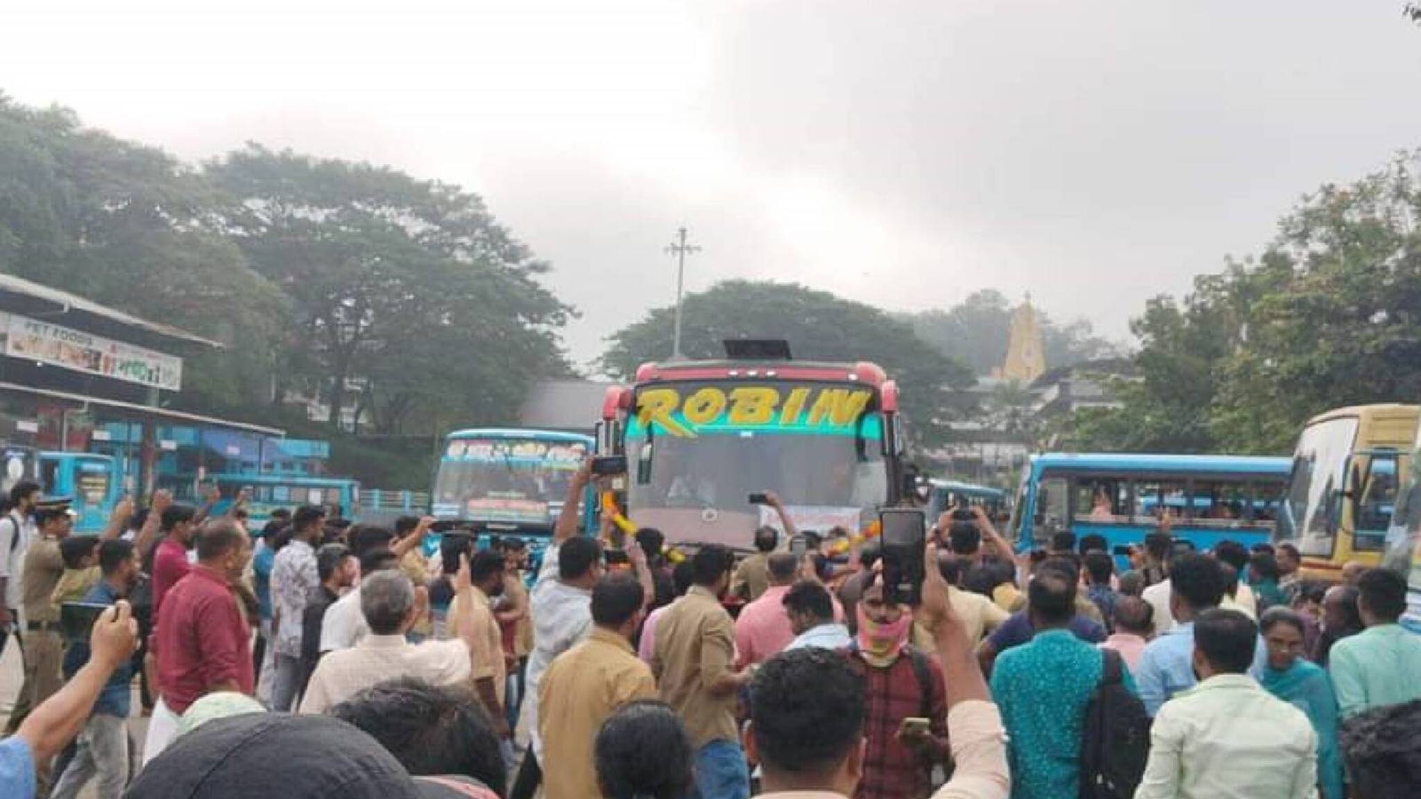 എംവിഡി പിഴയിട്ടു; നാട്ടുകാര്‍ റോബിന്‍ ബസിനെ 'ഹീറോ' ആക്കി വരവേൽപ് നൽകി