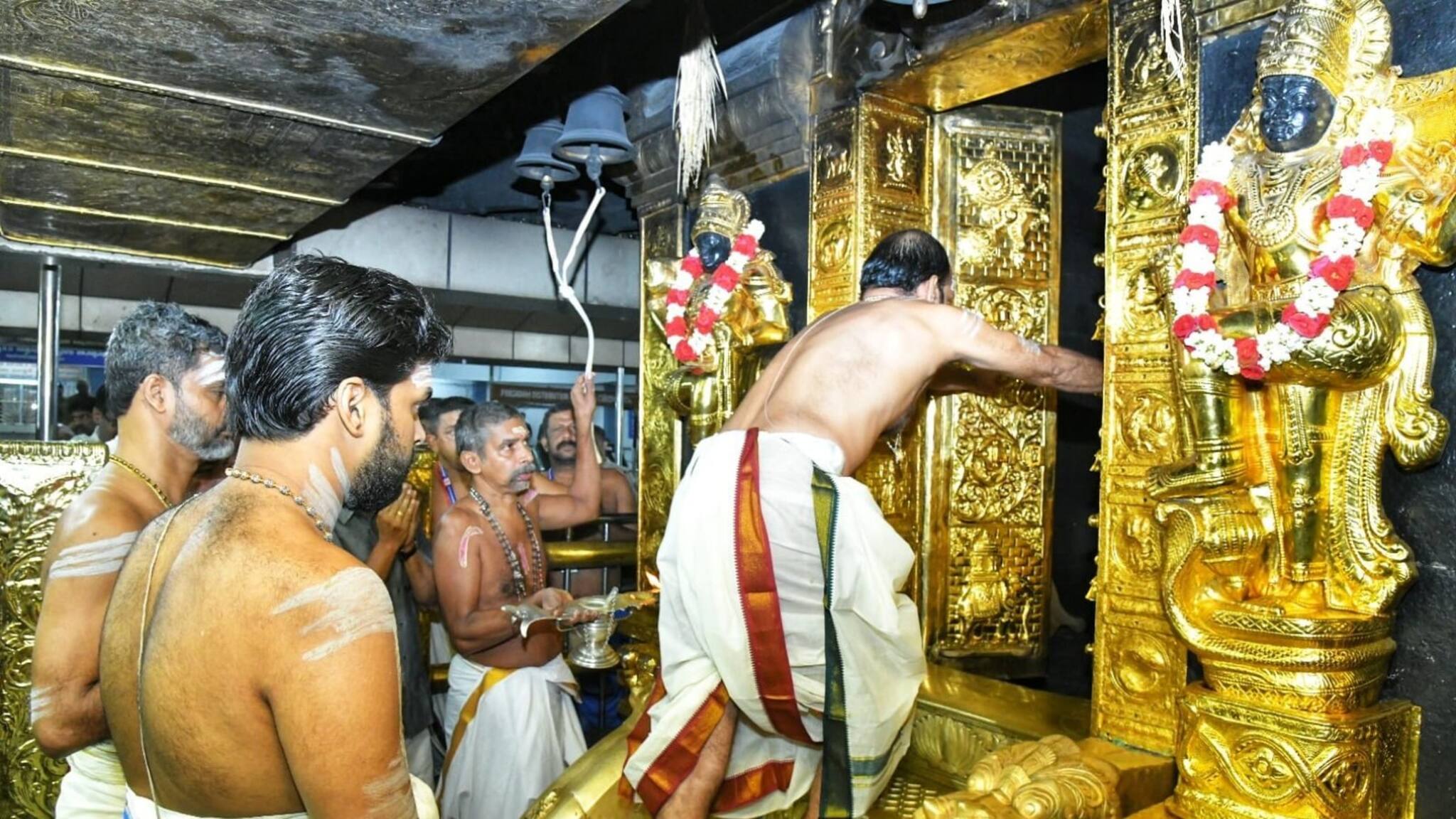 വൃശ്ചിക പുലരിയിൽ ശബരിമല നട തുറന്നു; ആദ്യദിനം തീർത്ഥാടനത്തിനായി ബുക്ക് ചെയ്തത് അരലക്ഷത്തിലധികം തീർത്ഥാടകർ