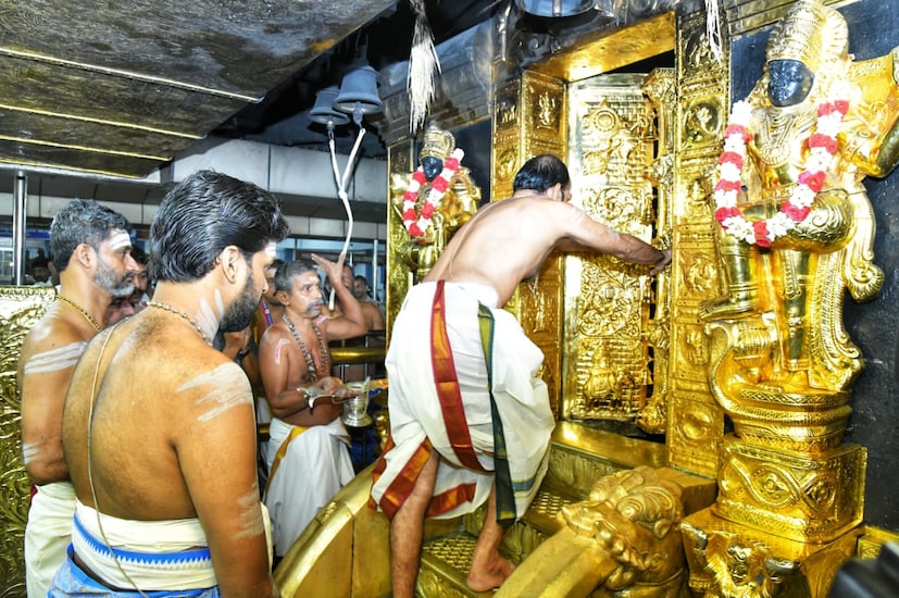  തിരക്ക് കണക്കിലെടുത്ത് പുലർച്ചെ മൂന്നു മണിക്കായിരുന്നു നട തുറക്കൽ. ദേവസ്വം മന്ത്രി കെ രാധാകൃഷ്ണനും ദേവസ്വം ബോർഡ് പ്രസിഡന്റ് പി എസ് പ്രശാന്ത് അടക്കമുള്ളവരും സന്നിധാനത്തുണ്ട്. ദർശനത്തിനായി വലിയ തിരക്കാണ് അനുഭവപ്പെടുന്നത്.