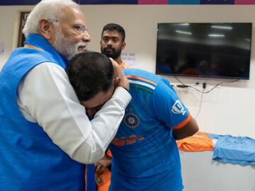 മുഹമ്മദ് ഷമിയെ ഡ്രസിങ്ങ് റൂമിലെത്തി ചേർത്തുപിടിച്ച് പ്രധാനമന്ത്രി; നന്ദി അറിയിച്ച് താരം