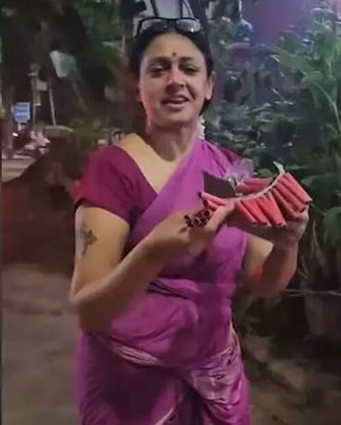  വീടിന് മുന്നിലെ തെരുവിലാണ് ശോഭനയുടെ ദീപാവലി ആഘോഷം, പാക്കറ്റ് പൊട്ടിച്ച് ധൈര്യപൂർവം പടക്കം റോഡിലേക്ക് വെക്കുന്നുണ്ട്. പടക്കത്തിന് തീകൊളുത്താൻ ഭയത്തോടെയാണ് ശോഭനയുടെ ശ്രമം. ആദ്യ രണ്ടു ശ്രമത്തിലും തീകൊളുത്താൻ ശ്രമിച്ചെങ്കിലും പടക്കം പൊട്ടിയില്ല.