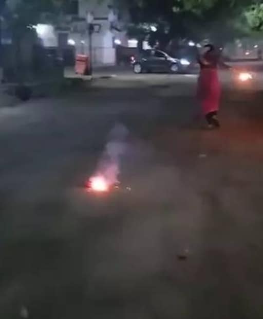 ഇപ്പോഴിതാ, ശോഭനയുടെ ദീപാവലി ആഘോഷത്തിന്‍റെ വീഡിയോയാണ് സോഷ്യൽ മീഡിയയിൽ വൈറലാകുന്നത്. ദീപാവലിക്ക് പടക്കം പൊട്ടിക്കാനുള്ള ശ്രമമാണ് ശോഭന പങ്കുവെച്ച വീഡിയോയിലുള്ളത്.