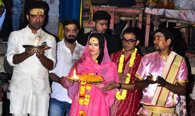  വാരണാസിയിലെ പ്രശസ്തമായ ഗംഗാ ആരതിയില്‍ പങ്കെടുത്ത് ബോളിവുഡ് താരം സണ്ണി ലിയോണ്‍. 