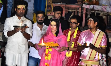 Sunny Leone | വാരണാസിയിലെ ഗംഗാ ആരതിയില് പങ്കെടുത്ത് ബോളിവുഡ് താരം സണ്ണി ലിയോണ് Sunny Leone | വാരണാസിയിലെ ഗംഗാ ആരതിയില് പങ്കെടുത്ത് ബോളിവുഡ് താരം സണ്ണി ലിയോണ്