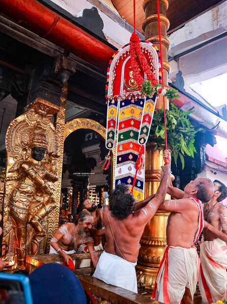  കെടാവിളക്കിൽ ദേവസ്വം കമ്മിഷണർ ബി.എസ്.പ്രകാശും കലാമണ്ഡപത്തിൽ സിനിമാ താരം രമ്യാ നമ്പീശനും ദീപം തെളിയിക്കും, രാത്രി 9ന് ആണ് കൊടിപ്പുറത്ത് വിളക്ക്.(ചിത്രങ്ങള്‍: ആനന്ദ് നാരായണന്‍)