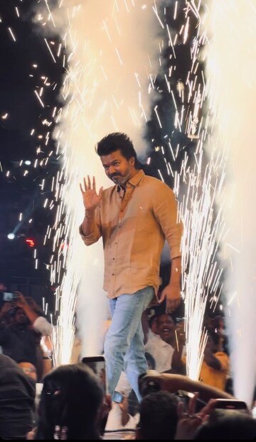  പതിവ് വിജയ് ശൈലിയിൽ നിന്ന് മാറിയുള്ള ചിത്രത്തിന് സമ്മിശ്ര പ്രതികരണമായിരുന്നു ആരാധകർക്കിടയിൽ നിന്ന് ലഭിച്ചത്. പക്ഷേ, പാർത്ഥി എന്ന ലിയോ ആയി വിജയ് തകർത്താടി എന്ന് ആരാധകർ പറയുന്നു.