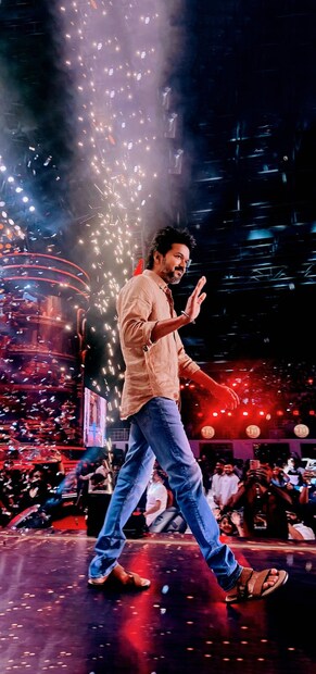  ചെന്നൈ നെഹ്രു സ്റ്റേഡിയത്തിൽ ലോകേഷ് കനകരാജിനൊപ്പം തൃഷ അടക്കമുള്ള പ്രധാന താരങ്ങളെല്ലാം പങ്കെടുത്തിരുന്നു. ആയിരക്കണക്കിന് ആരാധകരാണ് വിജയിയെ കാണാൻ എത്തിയത്. ഇതിന്റെ ദൃശ്യങ്ങൾ സോഷ്യൽമീഡയയിൽ വൈറലാണ്.