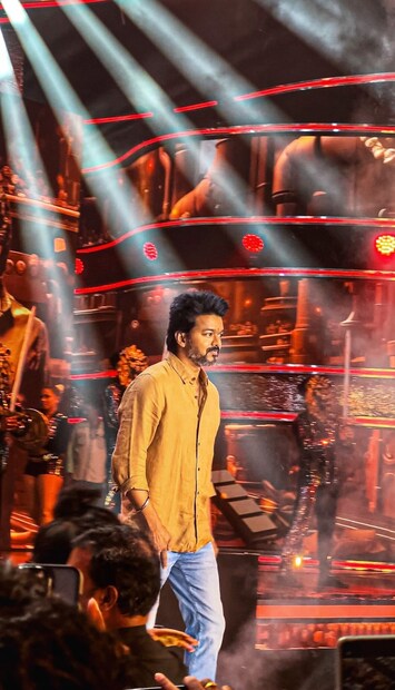  12 ദിവസം കൊണ്ട് 540 കോടിയിലധികം രൂപയാണ് ലിയോ തിയേറ്ററുകളില്‍ നിന്ന് നേടിയത്. ലോകേഷ് കനകരാജ്- രത്നകുമാര്‍ എന്നിവര്‍ ചേര്‍ന്ന് തിരക്കഥയൊരുക്കിയ ചിത്രം ലോകേഷ് സിനിമാറ്റിക് യൂണിവേഴ്സില്‍ ഉള്‍പ്പെടുന്ന ചിത്രമാണ്.