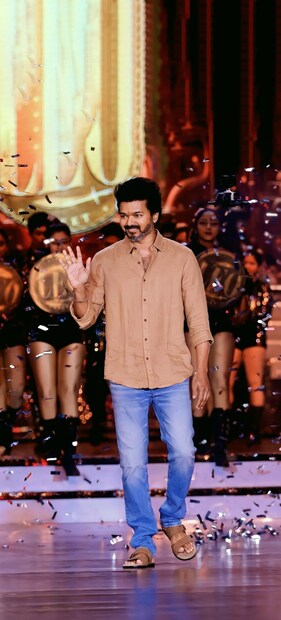  ലോകേഷ് കനകരാജും ദളപതി വിജയിയും ഒന്നിച്ച ലിയോ തീർത്ത ഓളം ഇതുവരെ അവസാനിച്ചിട്ടില്ല. കഴിഞ്ഞ ദിവസം ചെന്നൈയിൽ ചിത്രത്തിന്റെ വിജയാഘോഷവും വിജയ് നടത്തിയിരുന്നു.