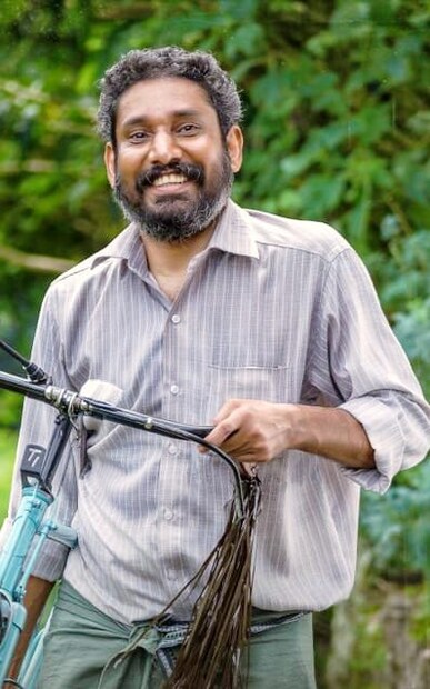  2016-ല്‍ ജിതിൻ ജോണ്‍ പൂക്കോയി എഴുതി സംവിധാനം ചെയ്ത 'ലൈഫ്-ലിവ് ഫിയര്‍ലസ്' എന്ന ഹ്രസ്വചിത്രത്തിൽ പ്രധാന വേഷം ചെയ്തത് വിനോദ് തോമസ് ആയിരുന്നു. ഒൻപതു മിനിറ്റ്‌ 55 സെക്കന്‍ഡ് ദൈര്‍ഘ്യമുള്ള ഹ്രസ്വചിത്രത്തില്‍ ശരവണൻ എന്ന ഡ്രൈവറുടെ വേഷമായിരുന്നു വിനോദ് ചെയ്തത്. എ.സി. ഓണ്‍ ചെയ്‌ത് അടഞ്ഞ കാറില്‍ ഇരിക്കുന്ന ഡ്രൈവര്‍ വിഷവാതകം ശ്വസിച്ച്‌ മരിക്കുന്നതാണ്‌ ഇതിന്‍റെ പ്രമേയം.