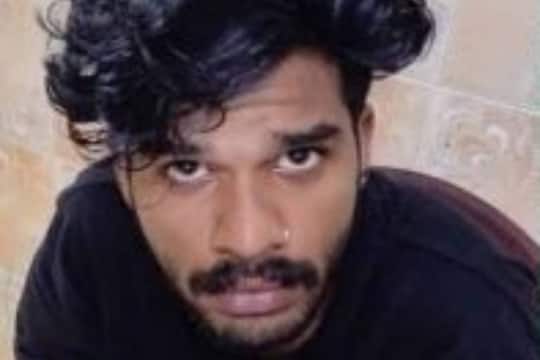 തൃശൂരിൽ തോക്കുമായി സ്കൂളിൽ എത്തിയ പൂർവവിദ്യാർഥി വെടിയുതിർത്തു; ഭീകരാന്തരീക്ഷം