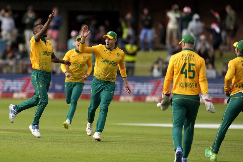 Lizaad Williams managed to add on to the pressure as he got Shubman Gill for a duck in the powerplay. (Image: AP)