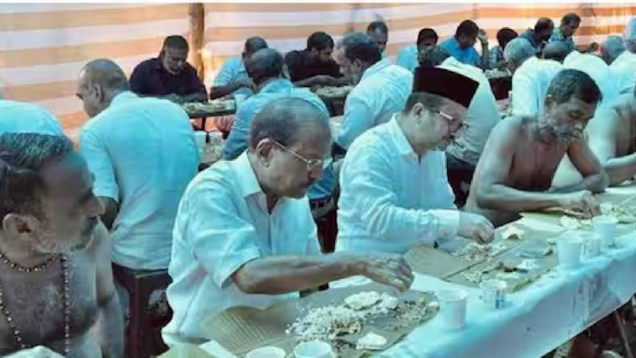 ഇത്തവണയും പതിവ് തെറ്റിച്ചില്ല; അയ്യപ്പൻ വിളക്കിന് പാണക്കാട് നിന്ന് തങ്ങളെത്തി; ഭക്തൻമാർക്കൊപ്പമിരുന്ന് ഭക്ഷണം കഴിച്ചു