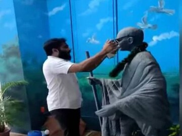 എസ്എഫ്ഐ ഗാന്ധി പ്രതിമ