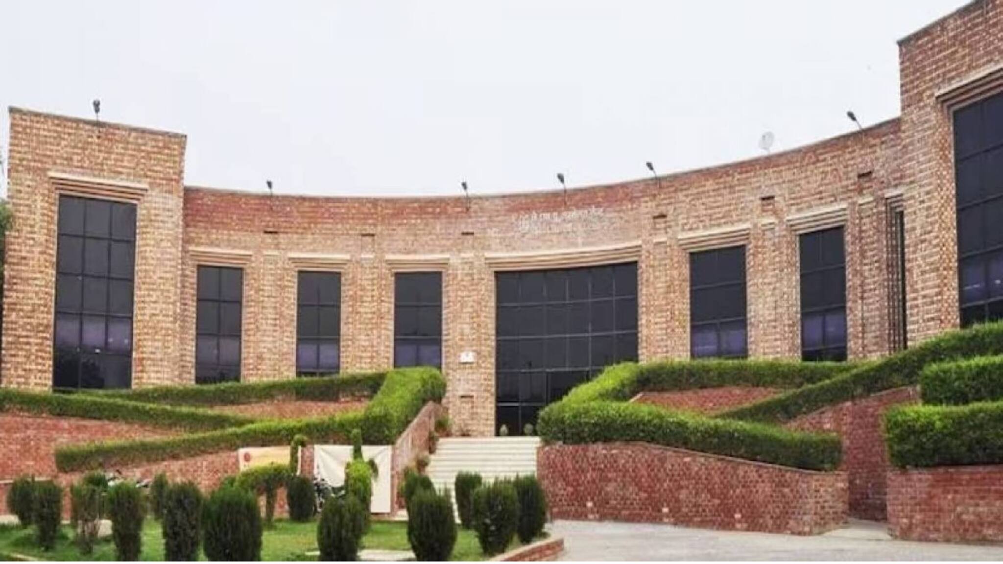 ചുവരിൽ 1,040 പേരുകൾ; സ്വാതന്ത്ര്യ സമര സേനാനികൾക്ക് ആദരവുമായി ജെഎൻയു