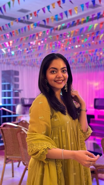 ഫ്‌ളൈറ്റ്  യാത്ര തുടങ്ങും മുൻപേ എന്തോ പന്തികേട് തോന്നിയിരുന്നു എന്ന് അഹാന. പക്ഷേ ഛർദിക്കും എന്ന് വിചാരിച്ചതേയില്ല. ഫ്‌ളൈറ്റ് അനങ്ങി തുടങ്ങിയപ്പോഴേ അസ്വസ്ഥത ആരംഭിച്ചിരുന്നു എന്ന് അഹാന. പെട്ടെന്ന് തന്നെ സഹയാത്രികൻ അഹാനയ്ക്ക് സഹായമാവുകയും ചെയ്തു