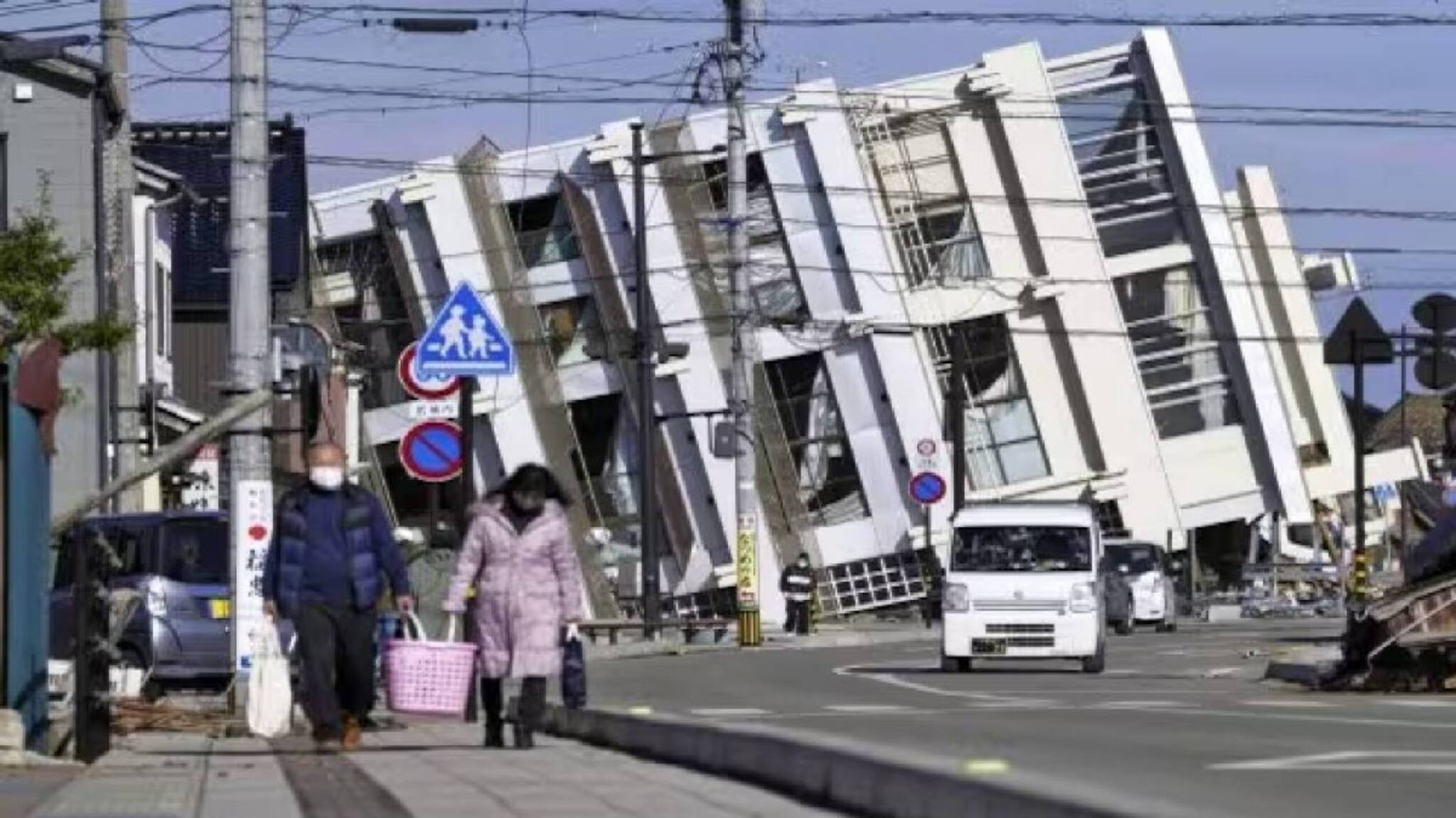 ജപ്പാനിൽ ഒരു ദിവസം ഉണ്ടായത് 155 ഭൂകമ്പങ്ങൾ; വീടുകളും റോഡുകളും തകർന്നു; 13 മരണം