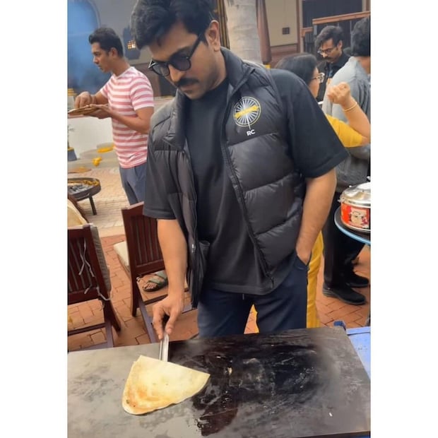 രാം ചരൺ ആണ് വീട്ടുകാരെ ദോശ ഉണ്ടാക്കി ഞെട്ടിച്ച ആ നടൻ. കോനിഡേല, അല്ലു കുടുംബങ്ങളാണ് കുടുംബ സംഗമത്തിൽ പങ്കെടുത്തവർ. ബംഗളുരുവിലെ വീട്ടിലായിരുന്നു ആഘോഷവും ഒത്തുചേരലും സംഭവിച്ചത് 