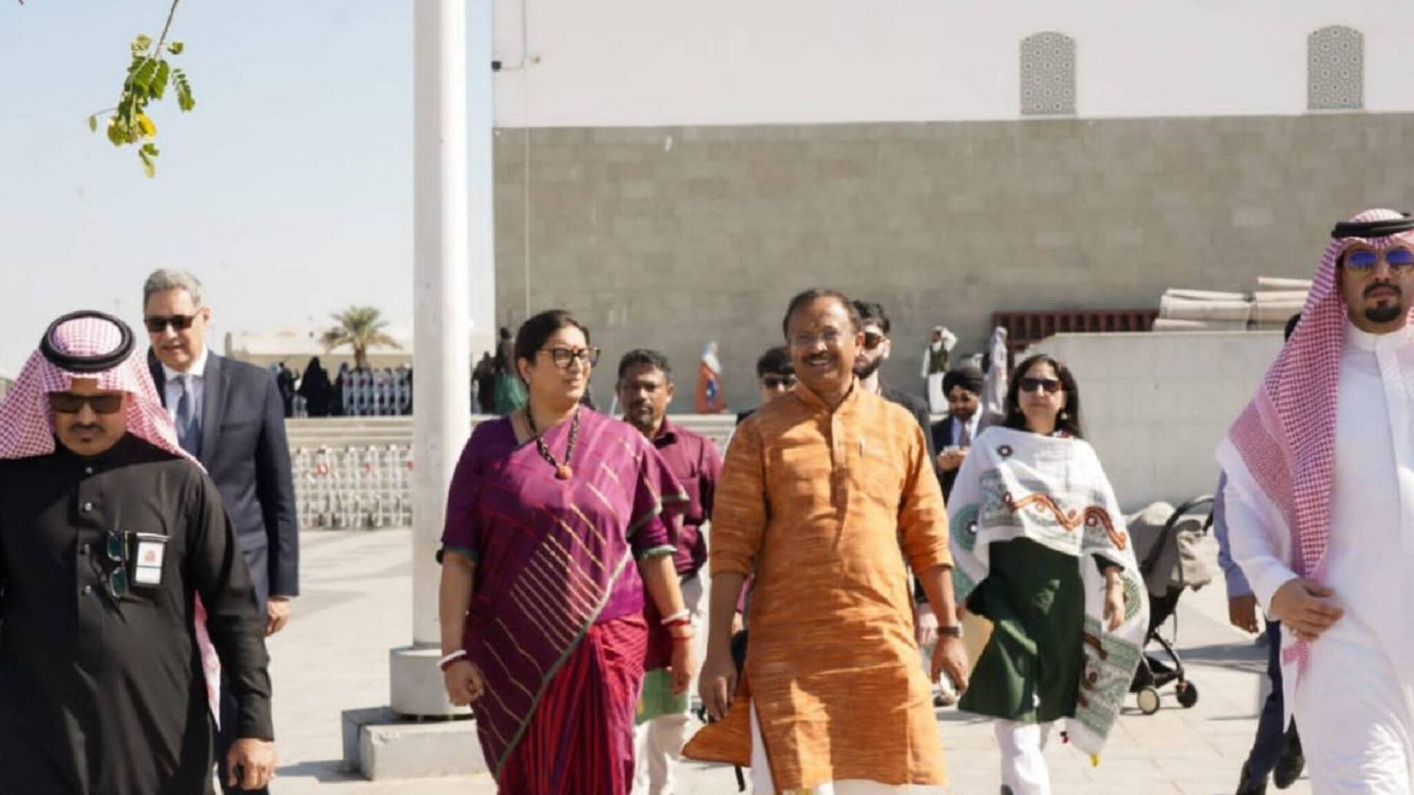 കേന്ദ്രമന്ത്രിമാരായ സ്മൃതി ഇറാനിയും മുരളീധരനും മദീനയിൽ; ഹജ്ജ് കരാർ ഒപ്പു വെച്ചു; ഉംറ വോളണ്ടിയർമാരുമായി കൂടിക്കാഴ്ച നടത്തി