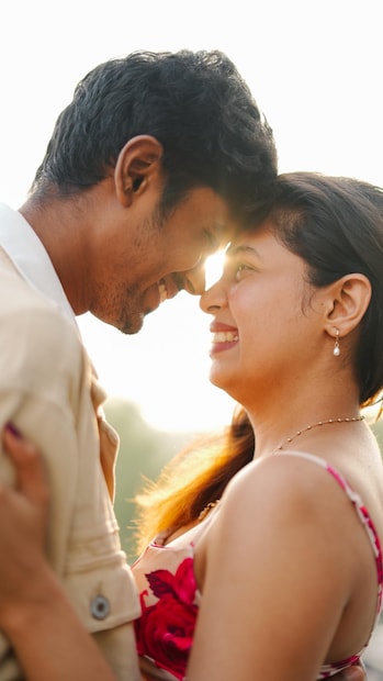ദിയയുടെ പ്രിയതമൻ മലയാളിയല്ലേ എന്നാണ് ഇപ്പോഴത്തെ ചോദ്യം. കഴിഞ്ഞ ദിവസം രണ്ടുപേരും തമ്മിൽ മറ്റൊരു ഭാഷയിൽ സംസാരിക്കുന്നതായിരുന്നു ദിയ കൃഷ്ണയുടെ ഇൻസ്റ്റഗ്രാം സ്റ്റോറി. വീഡിയോയിൽ ദിയയുടെ അടുത്തു തന്നെ അശ്വിനെ കാണാം  