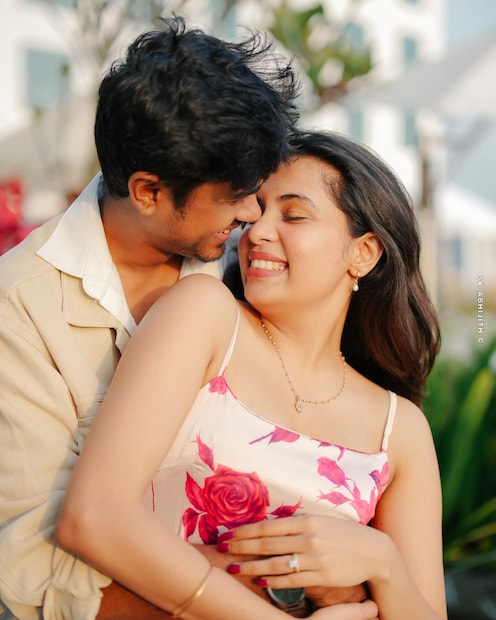 നമ്മൾ തമ്മിൽ ഡേറ്റിംഗ് ആണോ, ആവണോ എന്നെല്ലാം അശ്വിനോട് ദിയ ചോദിക്കുന്നതായിരുന്നു അതിനുള്ള മറുപടി. അതിനും കുറച്ചുനാളുകൾക്ക് മുൻപ് ഒരു പ്രണയം അവസാനിച്ചതിന്റെ വിവരങ്ങളും ദിയ കൃഷ്ണ തുറന്നു പറഞ്ഞിരുന്നു 