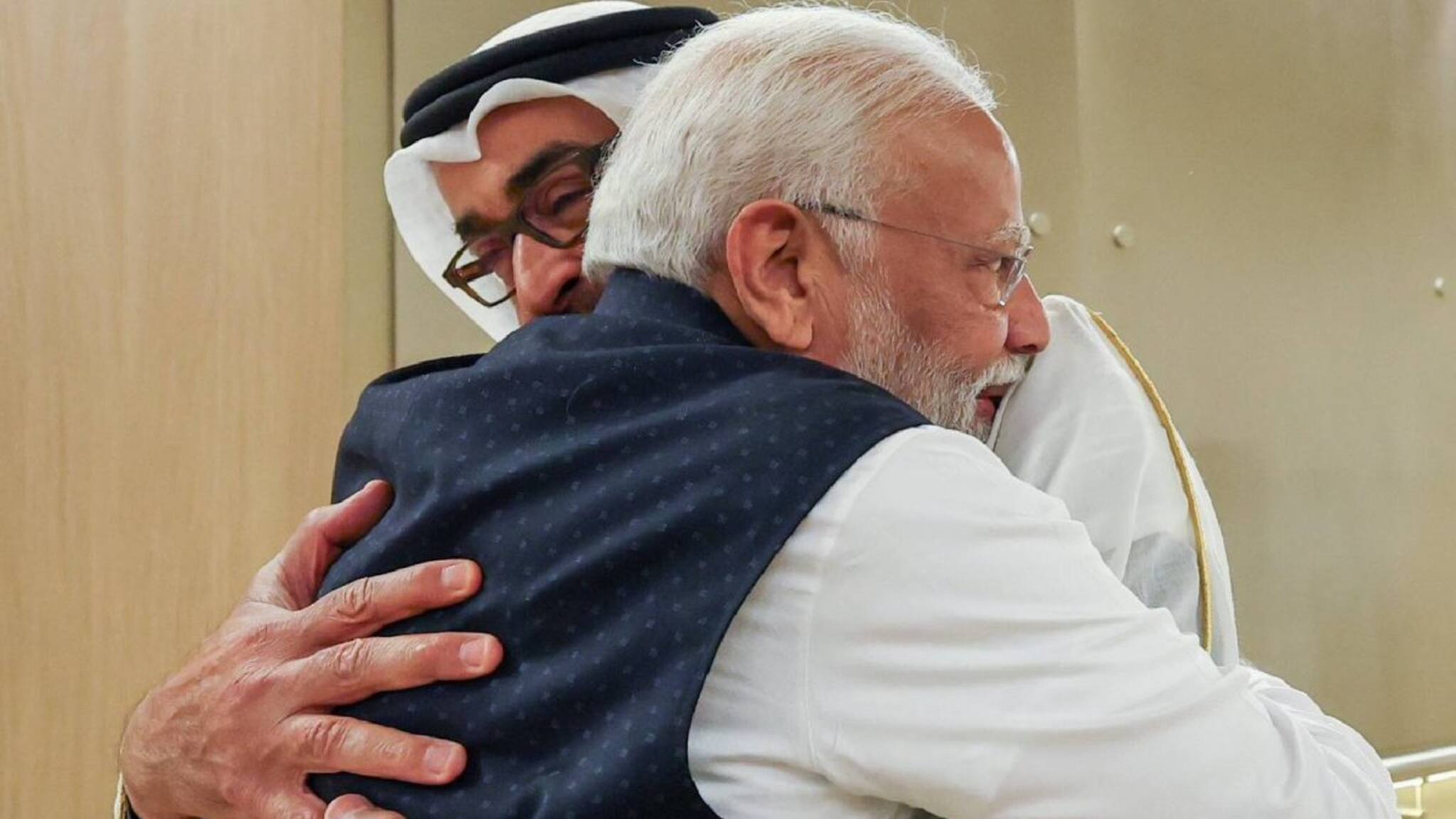 'സഹോദരന് നന്ദി, സ്വന്തം വീട്ടിലെത്തിയ പോലെ'; യുഎഇയിൽ എത്തിയ പ്രധാനമന്ത്രിയെ സ്വീകരിച്ച് പ്രസിഡന്‍റ്  ഷെയ്ഖ് മുഹമ്മദ്