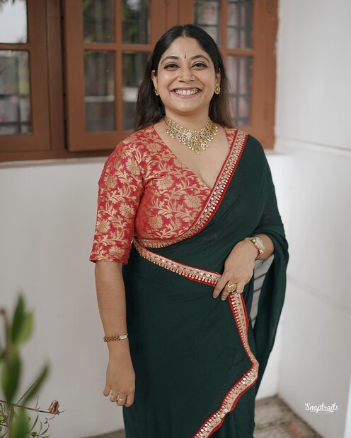 അഭിനയവും അഭിമുഖവും മറ്റുമായി തുടങ്ങി എങ്കിലും, സിനിമയിൽ സജീവമാകാൻ അവസരം ലഭിച്ചത് പാട്ടിലൂടെയാണ് എന്ന് മാത്രം. നമ്മുടെ കോയിക്കോട്... എന്ന ഗാനമാണ് അഭയ ഹിരണ്മയി എന്ന ഗായികയെ മലയാള സിനിമയിൽ അടയാളപ്പെടുത്തുന്നത്. എന്നാലും അടുത്തിടെ 'മലൈക്കോട്ടൈ വാലിബൻ' എന്ന മോഹൻലാൽ ചിത്രത്തിലും അഭയ മനോഹരമായ ഒരു പാട്ടുപാടി 
