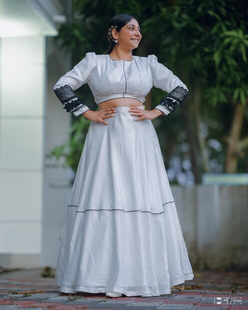 സോഷ്യൽ മീഡിയയിൽ വളരെയേറെ സജീവമായ സെലിബ്രിറ്റിയാണ് അഭയ ഹിരണ്മയി. ഇൻസ്റ്റഗ്രാം പേജിൽ അവർ നിരന്തരം ആരാധകരുമായി ഇടപെഴുകാറുണ്ട്. ഭംഗിയായി വസ്ത്രം ധരിച്ചുള്ള തന്റെ ചിത്രങ്ങൾ അഭയ ഇവിടെ പോസ്റ്റ് ചെയ്യും 