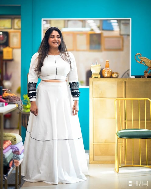 പാട്ടില്ലെങ്കിൽ ഫോട്ടോഷൂട്ടാണ് അഭയ ഹിരണ്മയിയുടെ ഇഷ്‌ടമേഖല. പലപ്പോഴായി വ്യത്യസ്ത വേഷങ്ങൾ ധരിച്ച, വേറിട്ട ലുക്കിലെ തന്റെ ചിത്രങ്ങൾ അഭയ ഇൻസ്റ്റഗ്രാമിൽ പോസ്റ്റ് ചെയ്യും 