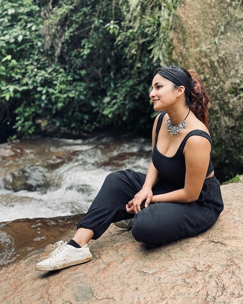  'ഫൂട്ടേജ്' എന്ന ചിത്രം പ്രേക്ഷകരിലേക്ക് എത്തിക്കുന്നത് മാർട്ടിൻ പ്രക്കാട്ട് ഫിലിംസ് ആണ്. അഞ്ചാം പാതിരാ, കുമ്പളങ്ങി നൈറ്റ്സ്, മഹേഷിന്റെ പ്രതികാരം തുടങ്ങി നിരവധി ഹിറ്റ് സിനിമകളുടെ എഡിറ്റർ ആണ് സൈജു ശ്രീധരൻ. മൂവി ബക്കറ്റ്, കാസ്റ്റ് ആൻഡ് കോ, പെയിൽ ബ്ലൂ ഡോട്ട് പിക്ചേഴ്സ് എന്നീ ബാനറിൽ ബിനീഷ് ചന്ദ്രൻ, സൈജു ശ്രീധരൻ എന്നിവർ ചേർന്നാണ് നിർമ്മാണം. ഷബ്‌ന മുഹമ്മദ്, സൈജു ശ്രീധരൻ എന്നിവർ ചേർന്നാണ് തിരക്കഥ