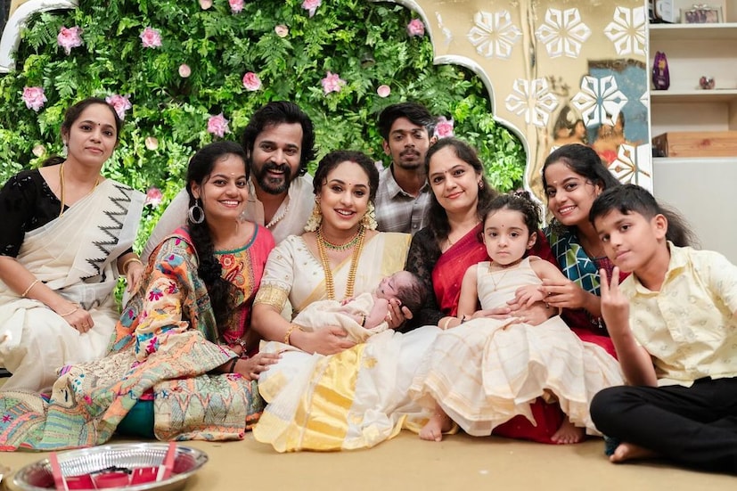 ഫോട്ടോക്കിടെ കുമ്പിടിയായ നിലാ ബേബി എവിടെയെന്നല്ലേ. നന്നായി അണിഞ്ഞൊരുങ്ങാനും വസ്ത്രങ്ങൾ അണിയാനും താല്പര്യമുള്ള അമ്മ പേളിക്ക് ചേർന്ന മകളാണ് നിലാ ബേബി എന്ന് തെളിയിക്കുകയാണ് നില. ഫോട്ടോ എടുക്കലിനിടെ നില പോയത് എങ്ങോട്ടെന്ന് കണ്ടോ 