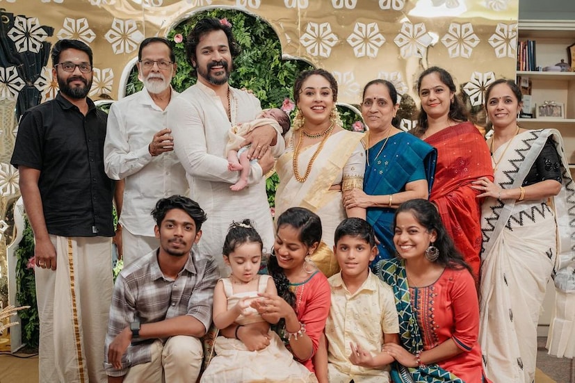 ശ്രീനിഷിന്റെ കുടുംബത്തോടൊപ്പമുള്ള പേളിയുടെയും ശ്രീനിഷിന്റെയും മക്കളുടെയും ഫോട്ടോയാണിത്. നിലാ ബേബിയെ മടിയിലിരുത്തി കൊഞ്ചിക്കുന്നത് ശ്രീനിഷിന്റെ സഹോദരിയുടെ ഇരട്ടക്കുട്ടികളായ ഋതിക ശ്രുതിക എന്നിവരാണ് 