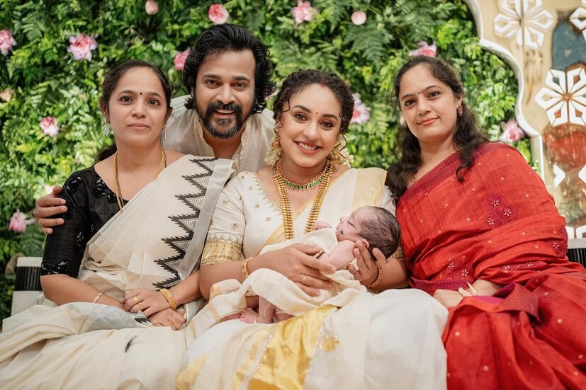 പേളിയും ശ്രീനിഷും സഹോദരിമാരുമാണ് ഈ ചിത്രത്തിൽ. കേരളത്തിൽ പാലക്കാടാണ് ശ്രീനിഷിന്റെ സ്വദേശം. പേളിയുടേത് കൊച്ചിയിലും 
