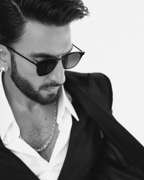 അവർ നിലത്തു വീഴുന്നതിനും മുൻപേ ജോണി ഗുളിക കഴിച്ച് ഭാര്യയെ സന്തോഷിപ്പിക്കുന്നു. തുടർന്ന് മരുന്നിനെക്കുറിച്ച് പരസ്യം നൽകിയാണ് രൺവീർ വീഡിയോ അവസാനിപ്പിക്കുന്നത്. എല്ലാവരും തറയിൽ കിടന്ന് ചിരിച്ചു കൊണ്ടിരിക്കുന്നതായാണ് വീഡിയോ