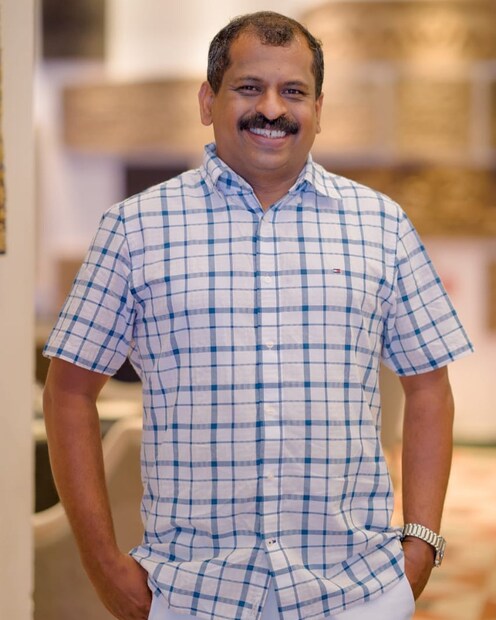 മമ്മൂട്ടിയുടെ അടുക്കളയിൽ ഭക്ഷണം ഒരുക്കുന്നയാളെ ഷെഫ് പിള്ളയ്ക്ക് നേരിട്ടറിയാം എന്നതാണ് ഇവിടെ വിഷയം. അതിനാൽ തന്നെ ഈ ചോദ്യത്തിന് ഷെഫ് പിള്ളയ്ക്ക് മറുപടി നൽകാനാവും. ഒരിക്കൽ മമ്മൂട്ടിയുടെ മകൻ ദുൽഖർ സൽമാന് ഭക്ഷണം ഉണ്ടാക്കി നൽകിയ വിവരം ഷെഫ് പിള്ള പറഞ്ഞിരുന്നു 