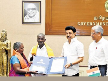 സി. ഷണ്‍മുഖം- എസ്. വടക്കത്തിയമ്മാള്‍ ദമ്പതികളെയാണ് മുഖ്യമന്ത്രി അഭിനന്ദിച്ചത്