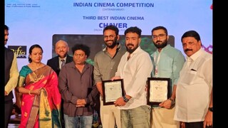 പുരസ്കാരം സ്വീകരിക്കുന്ന 'ചാവേർ'