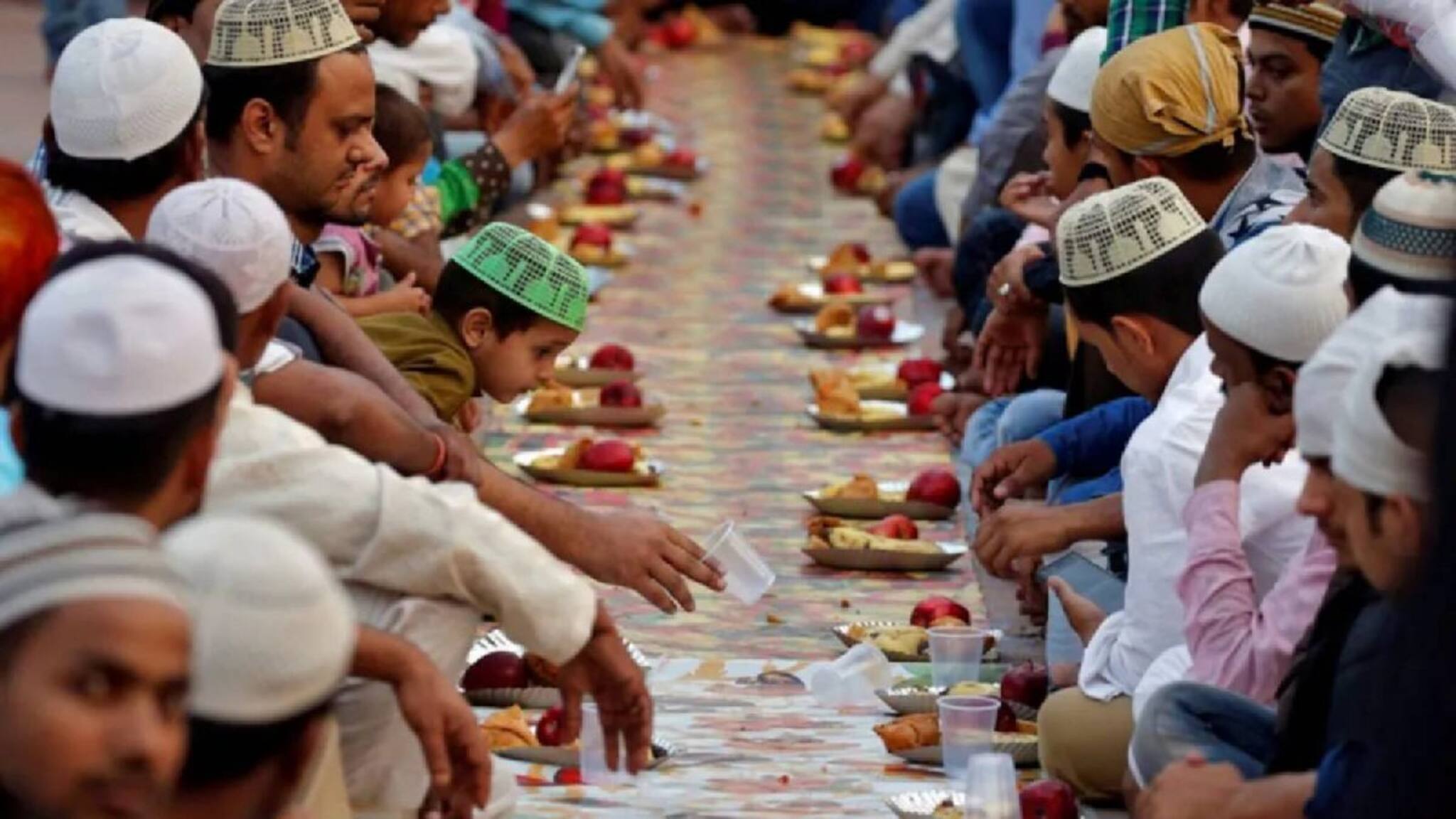 റമദാനിൽ നോമ്പെടുക്കുന്ന മുസ്ലീങ്ങൾക്ക് 40 വർഷമായി ഇഫ്താറൊരുക്കുന്ന ഹിന്ദു ക്ഷേത്രം