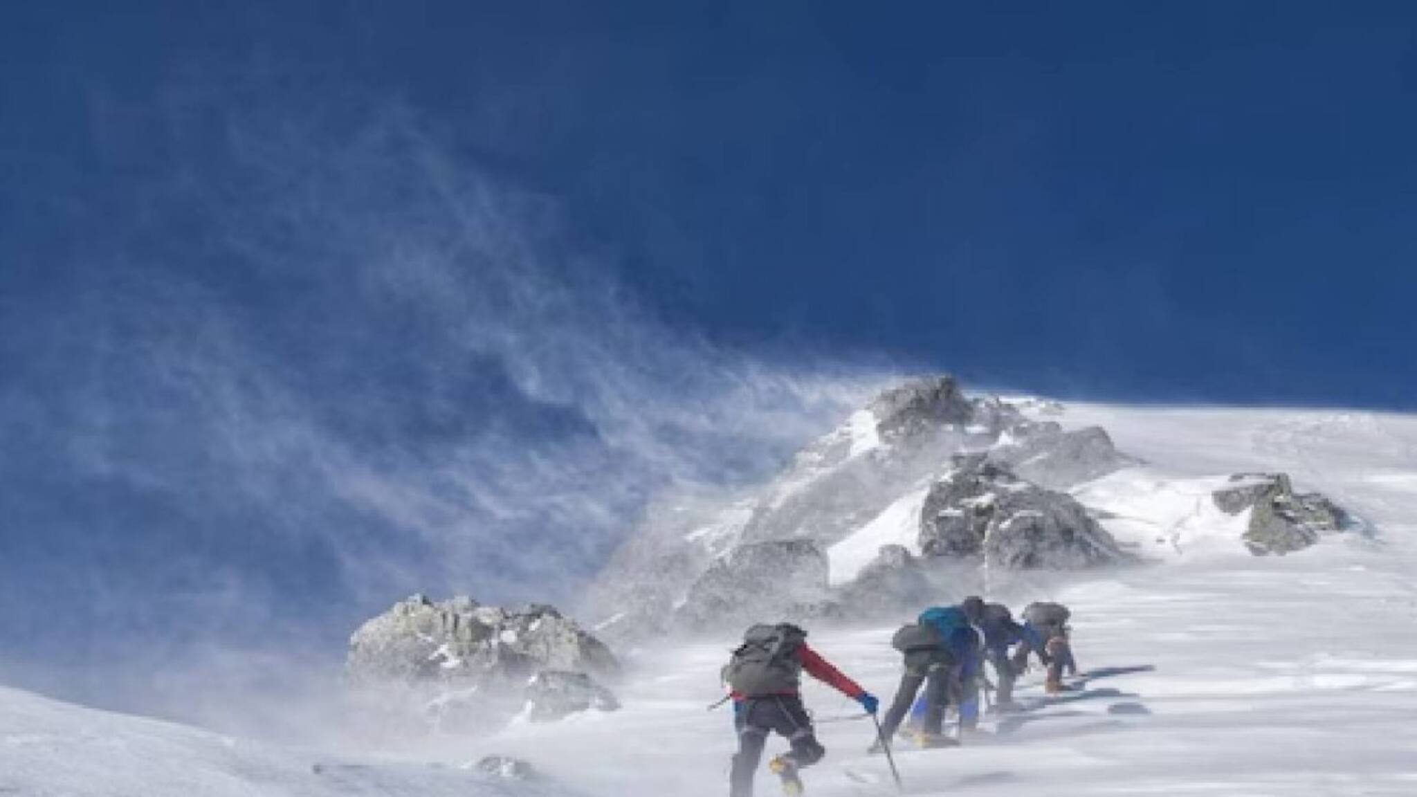 ഫുജി പര്‍വതം കയറാനെത്തുന്നവരിൽ നിന്ന് ഇനി ജപ്പാൻ പണം ഈടാക്കും; കാരണം അറിയണ്ടേ?