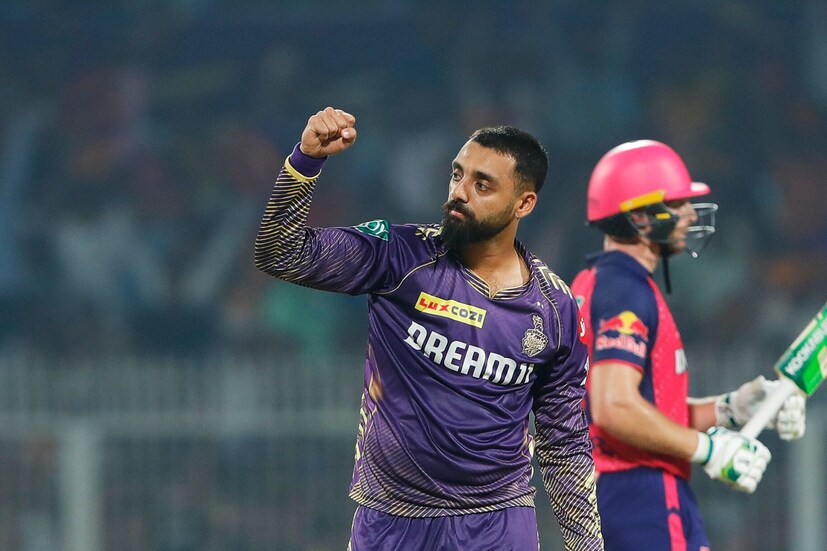 Varun Chakravarthy seemingly turned the tides by getting the wickets of Ravi Ashwin and Shimron Hetmeyer in consecutive deliveries. (Sportzpics)