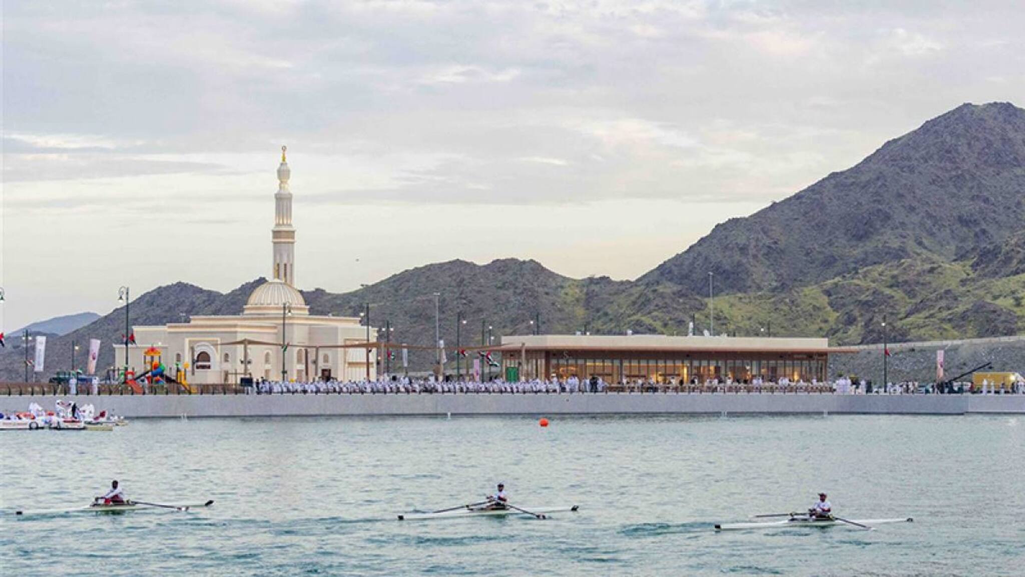 ഈ അവധിക്കാലത്ത് ഒന്ന് പോയാലോ? യുഎഇയ്ക്ക് പുത്തൻ അനുഭവമായി കൽബയിലെ തടാകം  തുറന്നു