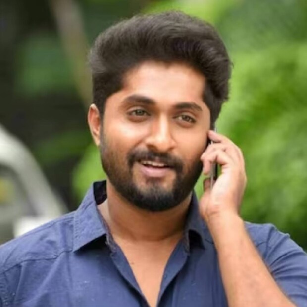 ധ്യാൻ ഇത്രയും കാര്യങ്ങൾ മൈക്കിലൂടെ പറയുമ്പോൾ വിനീത് ശ്രീനിവാസൻ അടുത്ത് നിൽപ്പുണ്ടായിരുന്നു. പൊതുവേദിയിൽ വച്ചാണ് ധ്യാനിന്റെ വാചകമടി. ഇനിയും കാര്യങ്ങൾ വഷളാകും എന്നുറപ്പായതും ധ്യാനിന്റെ മൈക്ക് വിനീത് നൈസായി പിടിച്ചുവാങ്ങി 