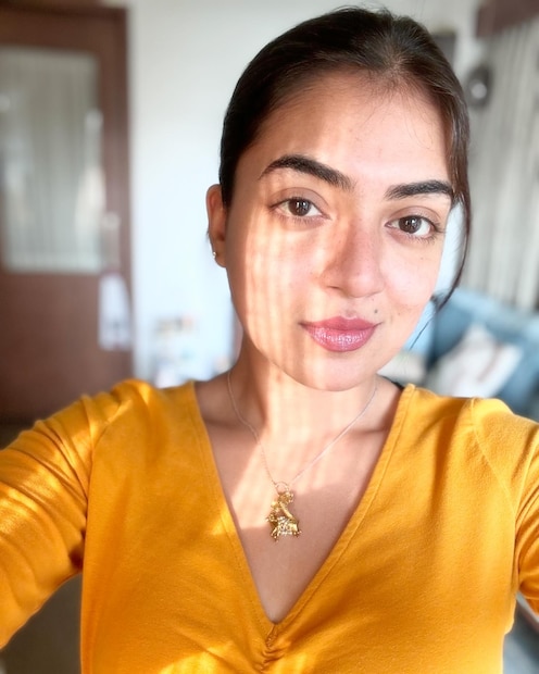 നസ്രിയയുടെ കുട്ടിക്കാലത്ത് കുടുംബം ദുബായിയിലായിരുന്നു താമസം. നസ്രിയയ്ക്ക് ഒരു അനുജനുമുണ്ട്. അന്ന് മുതലേ നല്ലൊരു പെർഫോർമർ എന്ന നിലയിൽ നസ്രിയ നസിം സംഗീത, നൃത്ത ലോകത്ത് സജീവമായിരുന്നു 