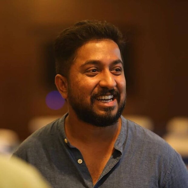 ഇന്റർനെറ്റ് മൂവി ഡാറ്റാബേസ് നൽകുന്ന വിവരം അനുസരിച്ച് വിനീത് ഒരു കോടി രൂപ പോലും കൈപ്പറ്റാത്ത താരമാണ്. ഒരു സിനിമയ്ക്ക് 25 ലക്ഷം മുതൽ 75 ലക്ഷം വരെയാണ് വിനീത് ശ്രീനിവാസന്റെ പ്രതിഫലമത്രേ. 2024 ഏപ്രിൽ മാസം വരെ അപ്ഡേറ്റ് ചെയ്ത പട്ടിക പ്രകാരമാണ് ഈ വിവരം 