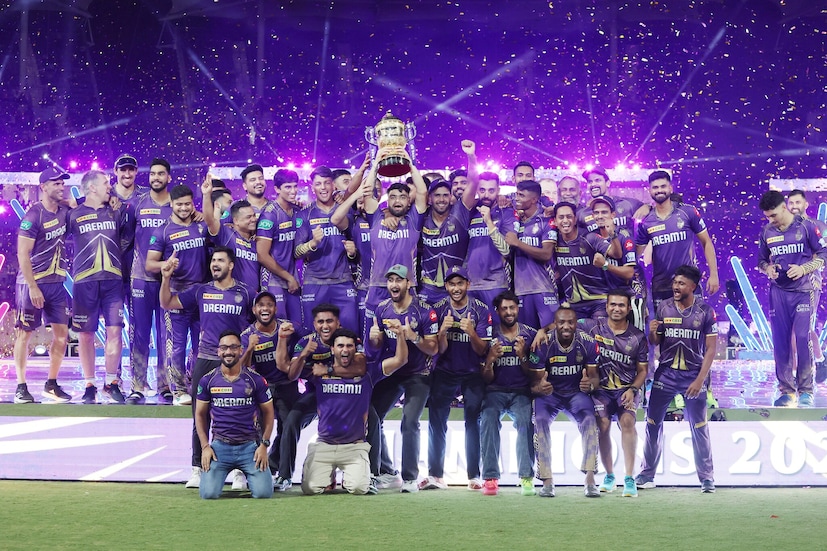   ചെന്നൈയിൽ നടന്ന ഐപിഎൽ 2024 ഫൈനലിന് ശേഷം ചാമ്പ്യൻമാരായ കെകെആർ ടീമംഗങ്ങളും സ്റ്റാഫുകളും കപ്പുമായി. (Sportzpics)
