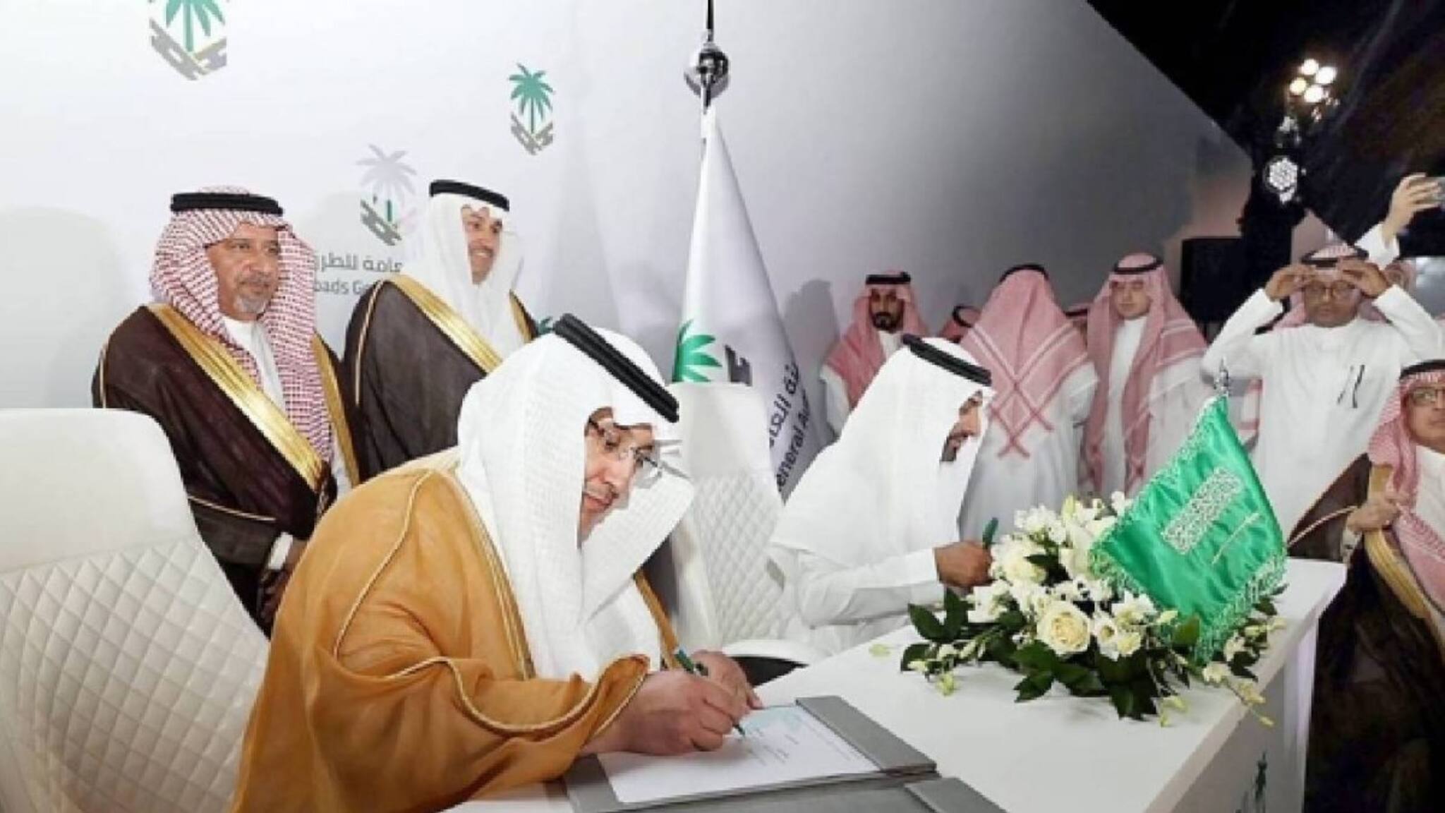 സൗദിയിലെ റോഡുകളുടെ നിറം നീലയാക്കുന്നത് എന്തുകൊണ്ട്?